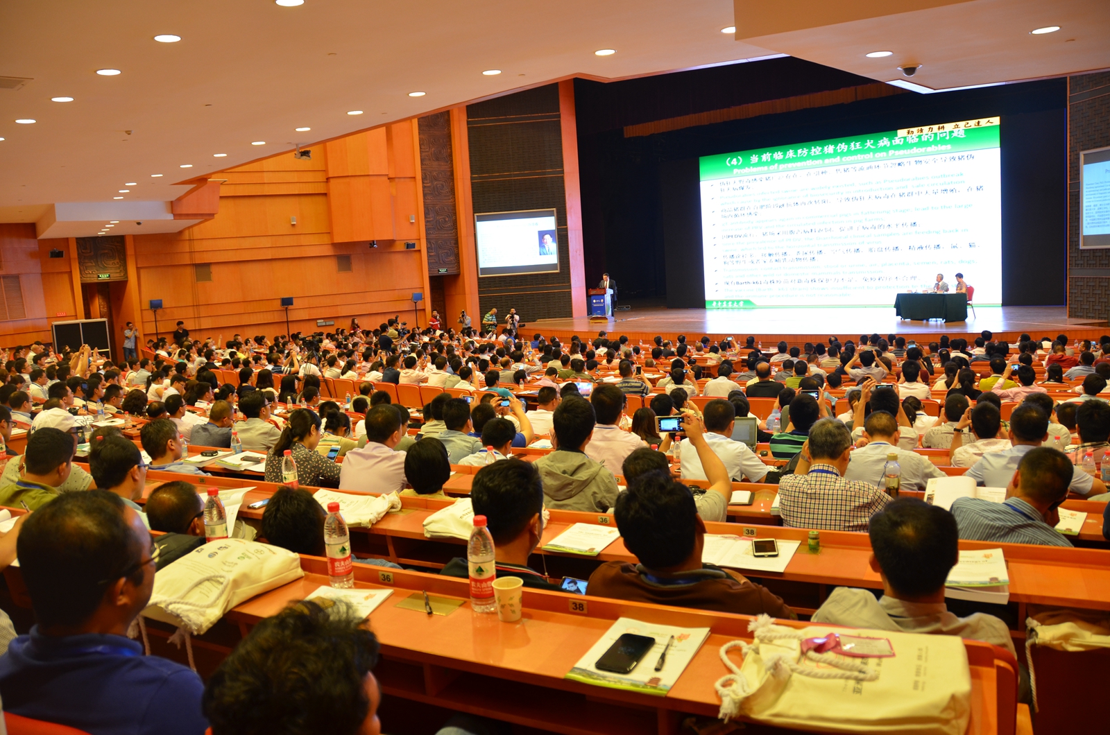 2017年5月,团队在武汉东湖国际会议中心举办亚洲猪病学会第8次学术会议